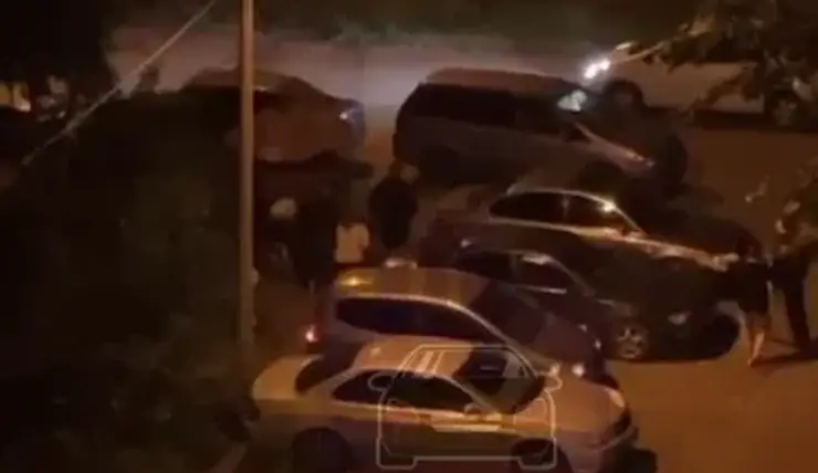 В Красноярске после аварии на улице Металлургов владельцы машин устроили массовую драку