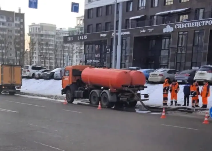 В Красноярске сточные воды затопили улицу 78 Добровольческой бригады