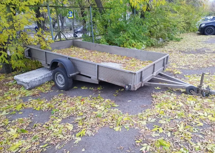 У жителя Красноярска на парковке около АЗС украли прицеп от машины