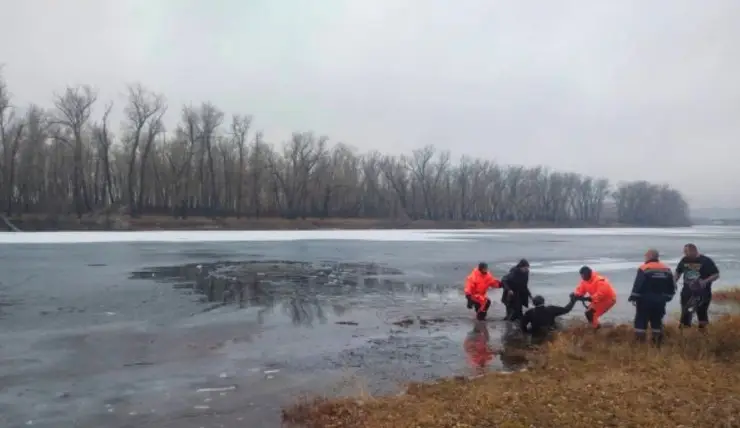 В Минусинске под лед провалились двое мужчин