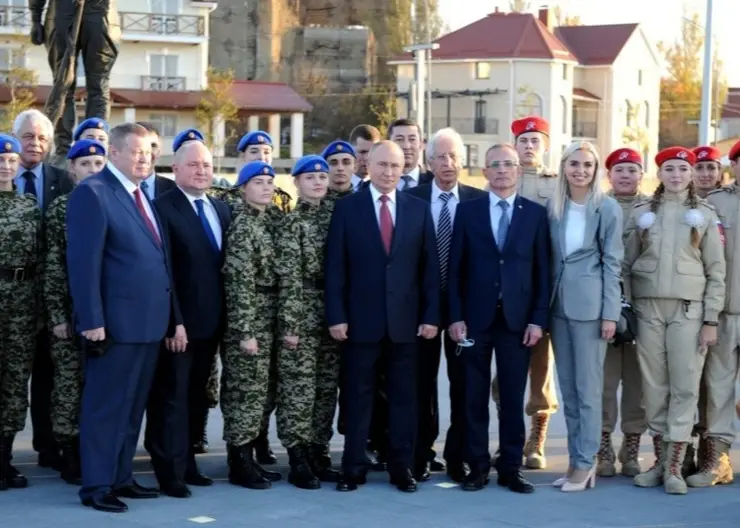 Красноярская школьница посетила с президентом России мемориальный комплекс, посвящённый окончанию Гражданской войны