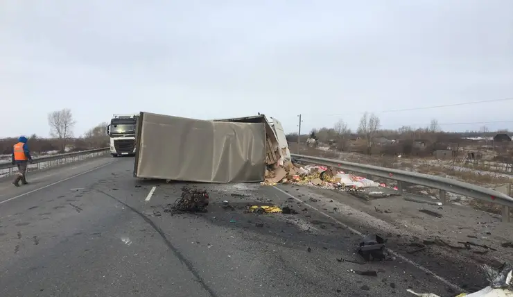 В Красноярском крае на трассе перевернулся грузовик с сахаром и крупой