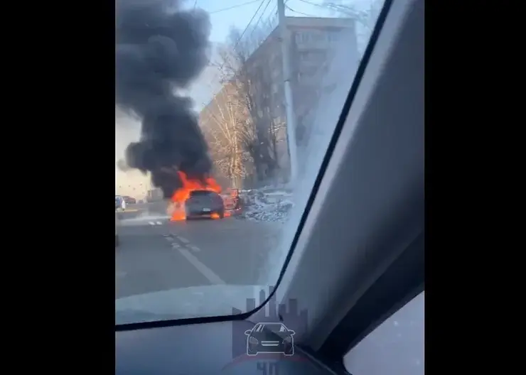 В Красноярске на Карла Маркса горит автомобиль «Хонда»