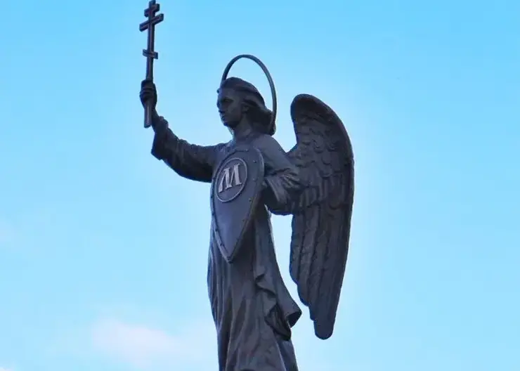 На Соборной площади Минусинска в честь 200-летия города установили стелу с ангелом