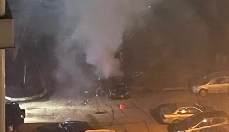 В Красноярске на улице Чернышевского загорелся автомобиль