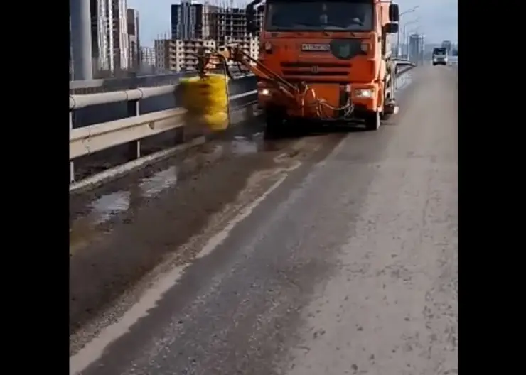 В Красноярске дорожники моют ограждения после зимы