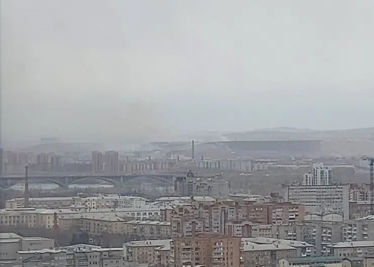 В Красноярске на правом берегу загорелась Лысая гора