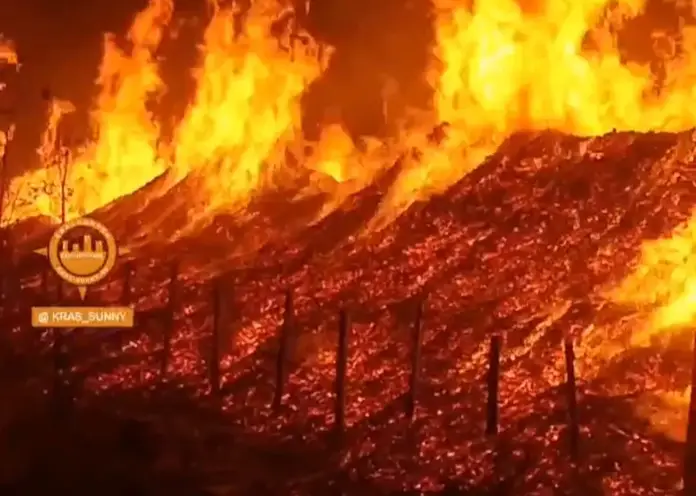 Под Красноярском произошёл крупный пожар на площади 2000 кв. метров