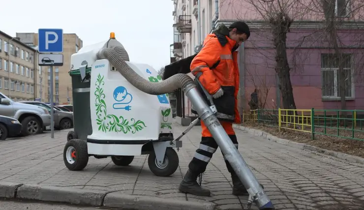В Красноярске улицы очищают от скопившихся за зиму пыли и грязи