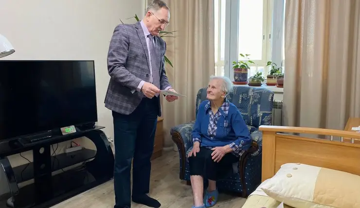 В Красноярске труженица тыла Нина Маркова отметила свой 100-летний юбилей