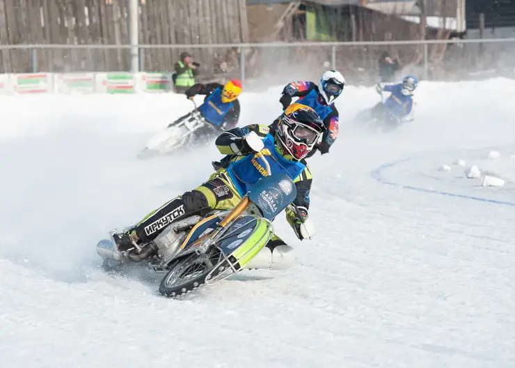 Около тысячи красноярцев посетили соревнования по мотогонкам на льду