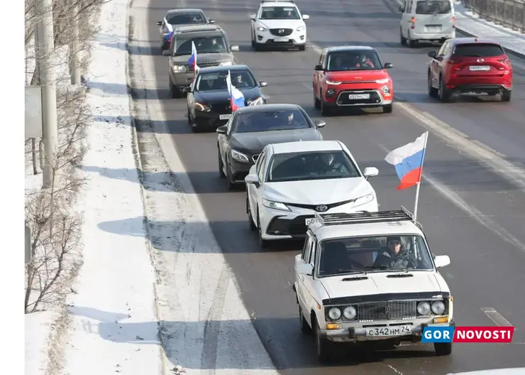 В Красноярске прошел автопробег в честь Дня защитника Отечества