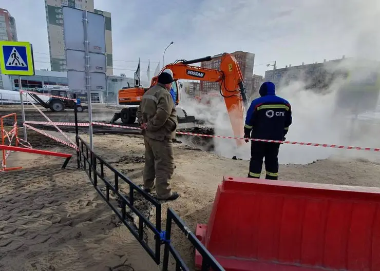 В Красноярске перекрыли участок улицы Батурина из-за аварии на трубопроводе
