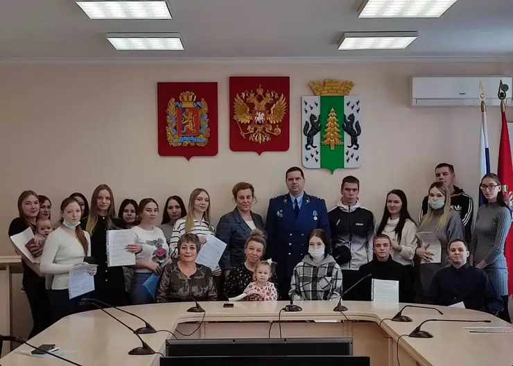 В Красноярском крае с начала 2024 года 200 сирот получили жильё по сертификатам