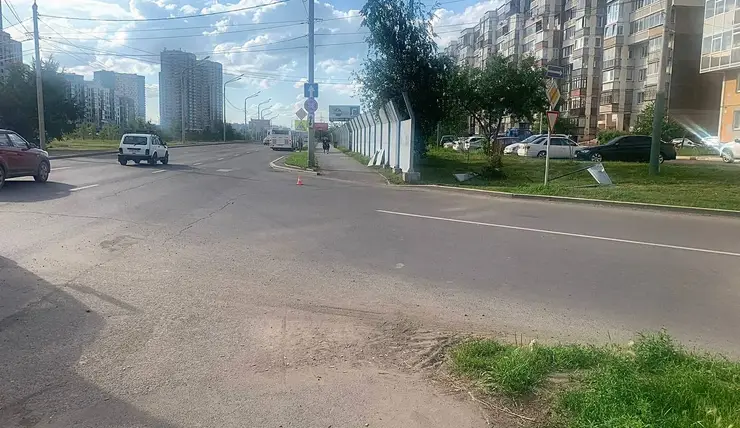 В Красноярске водитель элекросамоката на высокой скорости врезался в автобус