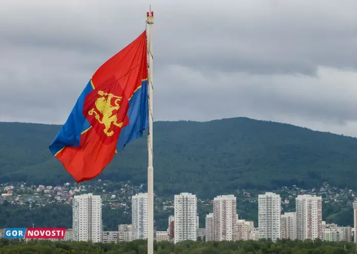 В Красноярске в День семьи, любви и верности подняли флаг города