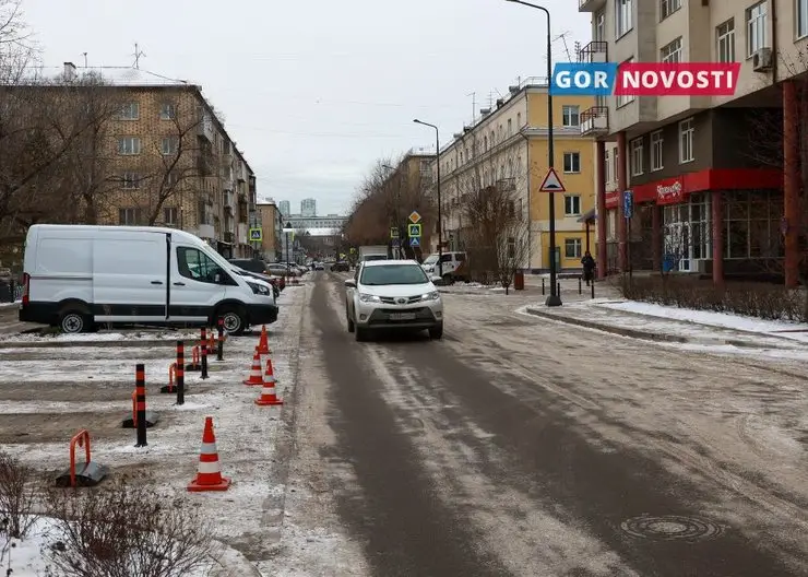 В Красноярске парковка на улице Красной Армии временно стала бесплатной