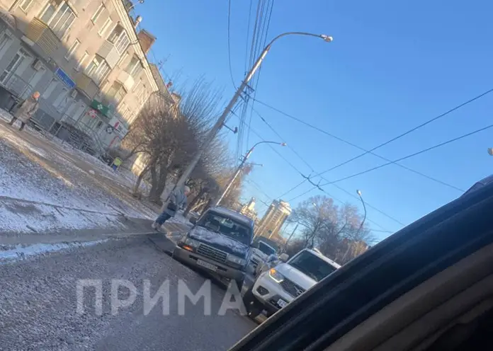 В Красноярске на улице Аэровокзальной провалился асфальт