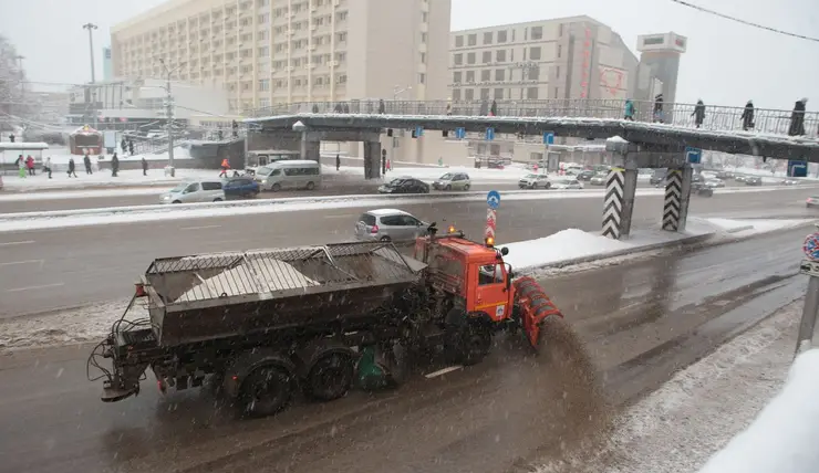 Городские службы весь день будут чистить дороги и тротуары от снега в Красноярске