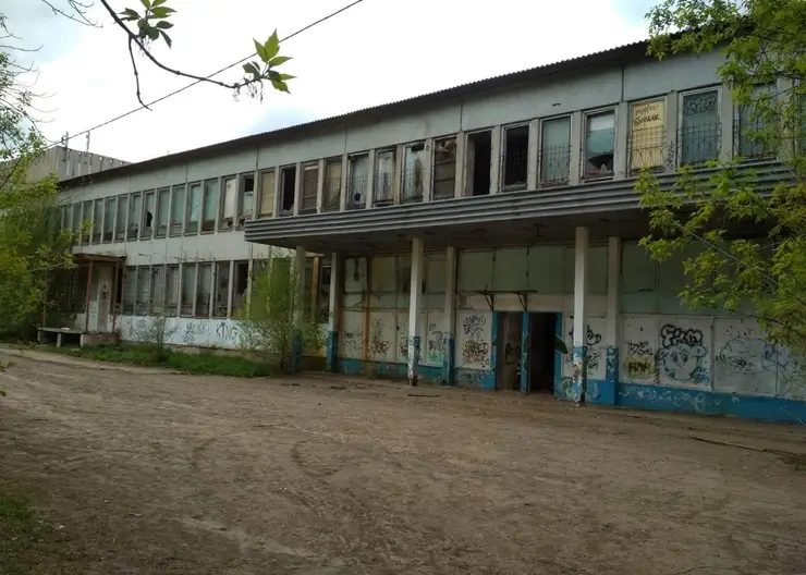 В Красноярске снесут заброшенное здание на улице Парашютной