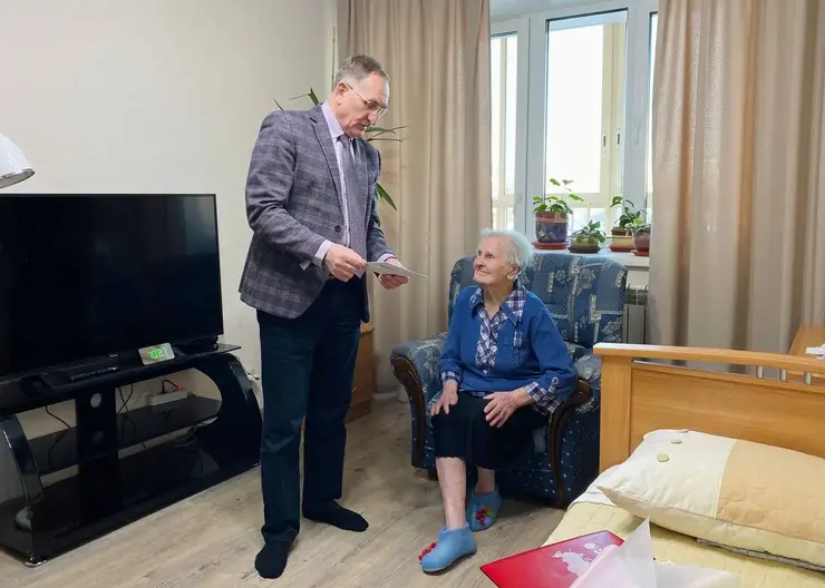 В Красноярске труженица тыла Нина Маркова отметила свой 100-летний юбилей