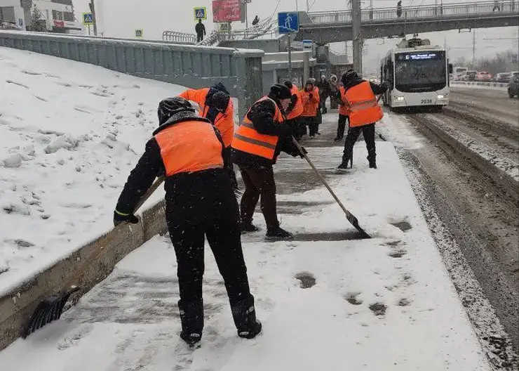 В Красноярске устраняют последствия снегопада