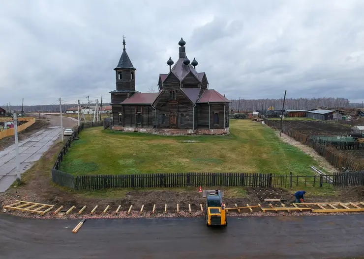 Художник-реставратор из Москвы исследует настенную роспись в храме в Барабаново