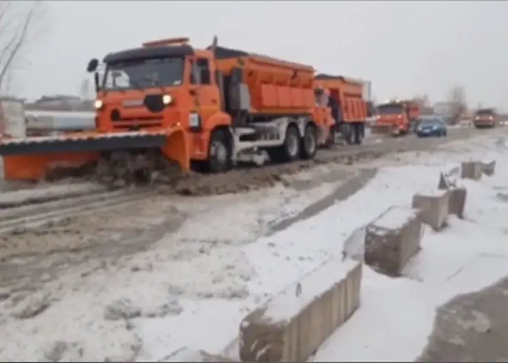 В Красноярске устраняют последствия прорыва трубы на Северном шоссе