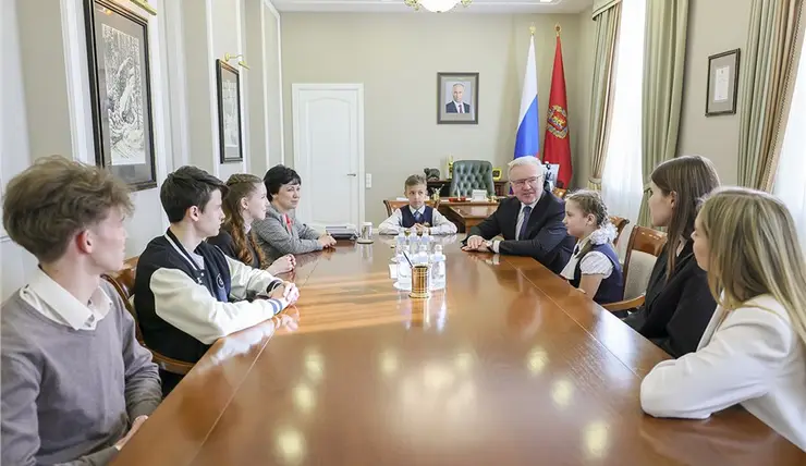 Красноярские школьники встретились с губернатором Александром Уссом