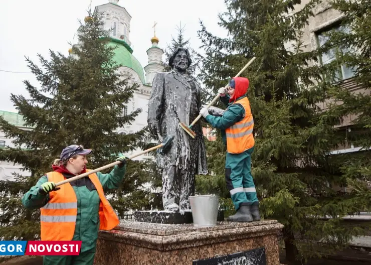 В Красноярске моют памятники после зимы