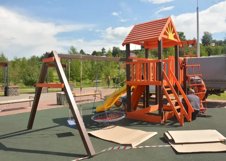 В Красноярске в сквере на Борисевича устанавливают игровую площадку для детей