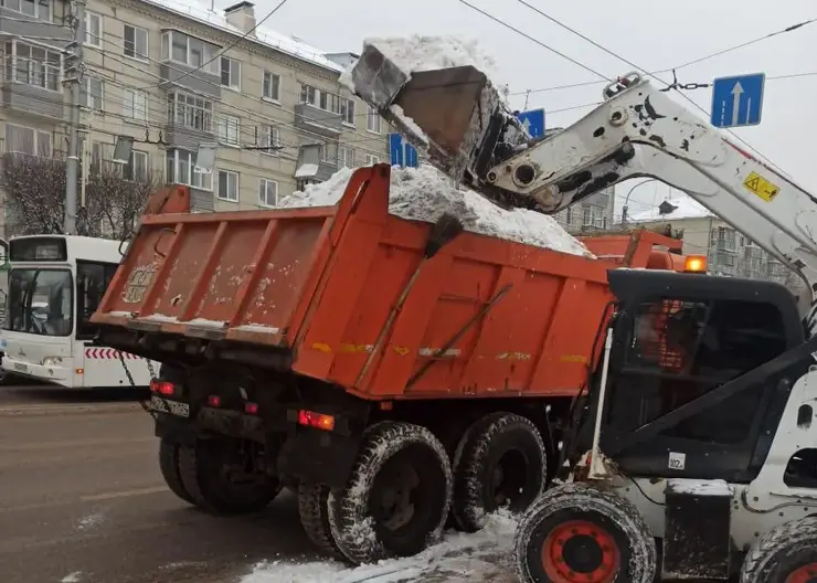 Более 42 тысяч кубометров снега вывезли с улиц Красноярска за выходные