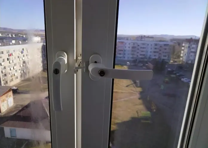 В Красноярском крае шестилетние двойняшки упали из окна третьего этажа
