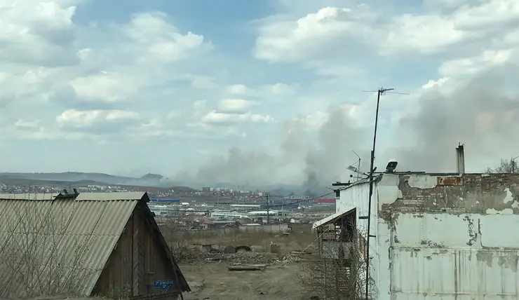 Сильный пожар бушует возле поселка Новалэнд под Красноярском