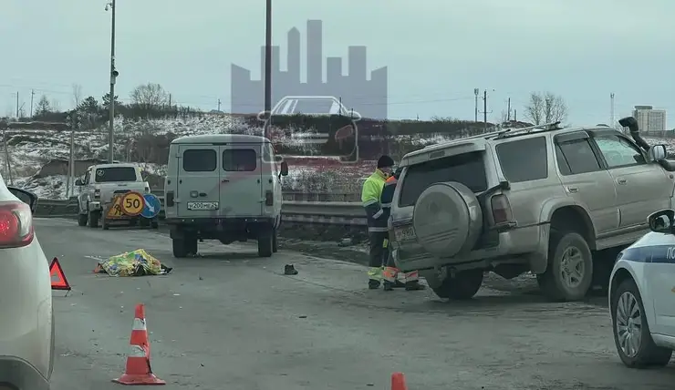 В Красноярске автомобиль насмерть сбил дорожного рабочего на Северном шоссе