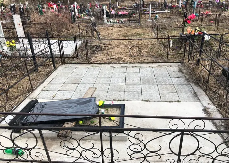 В Лесосибирске неизвестные повредили 4 надгробия на кладбище