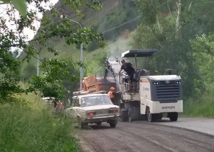 В Красноярске меняют асфальт на улице Лесной