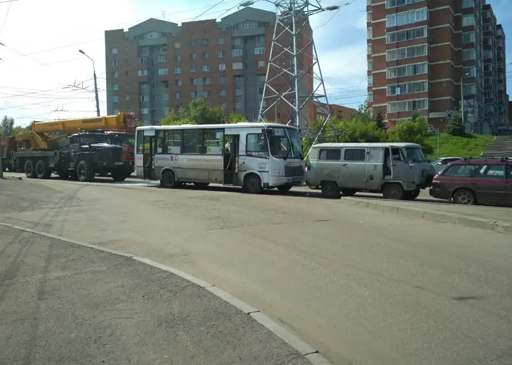 На ул. Высотной в Красноярске маршрутка столкнулась с автокраном