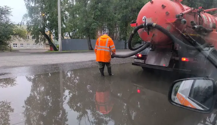 С улиц Красноярска откачивают дождевую воду