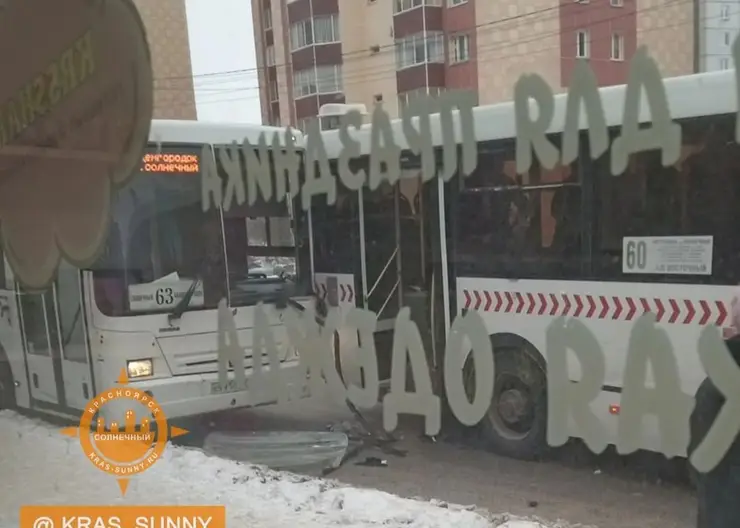 В Красноярске в микрорайоне Солнечный столкнулись автобусы № 60 и № 63