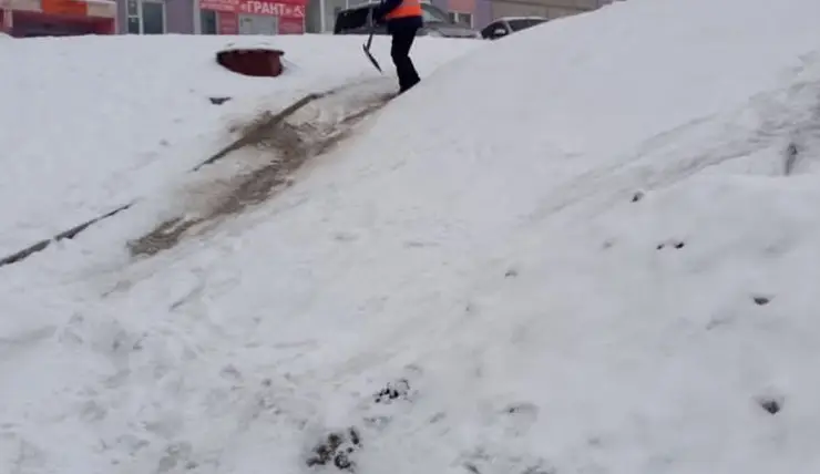 В Красноярске засыпали опасную горку на Линейной