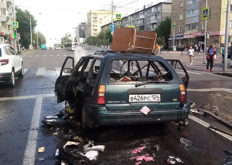 В центре Красноярска сгорел автомобиль Ford