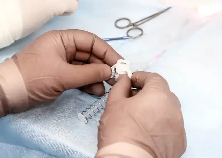 Красноярские врачи впервые провели операцию по замене задних слоев роговицы глаза