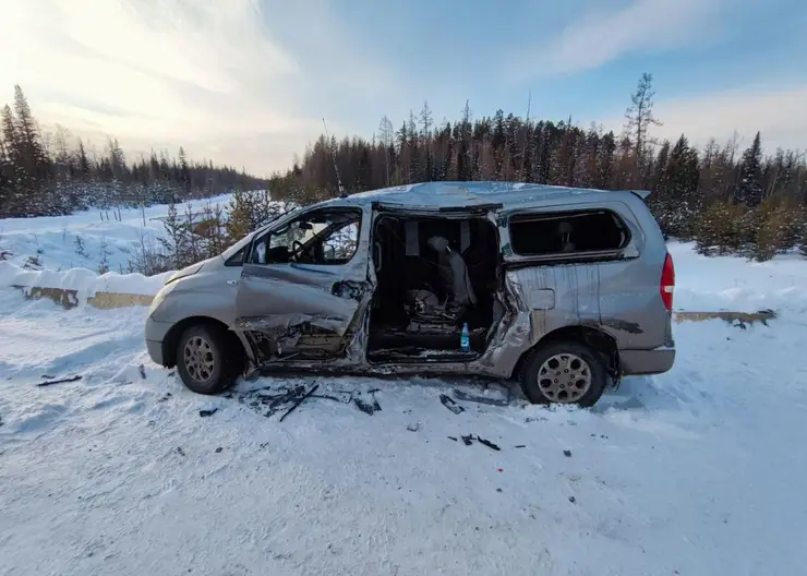 На трассе в Красноярском крае лесовоз врезался в микроавтобус с 7 пассажирами