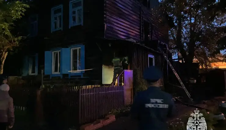 В Красноярске неизвестные подожгли двухэтажный жилой дом на Туруханской