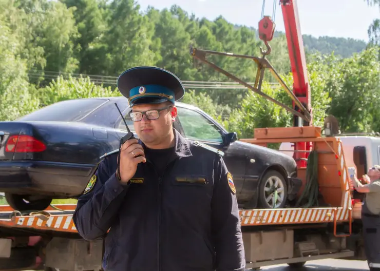 Красноярские приставы передали в зону СВО лодки, ноутбуки и иномарки должников