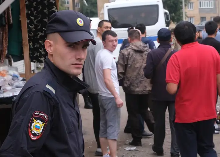 В Красноярске после рейда на рынках 18 мигрантов получили повестки в военкомат