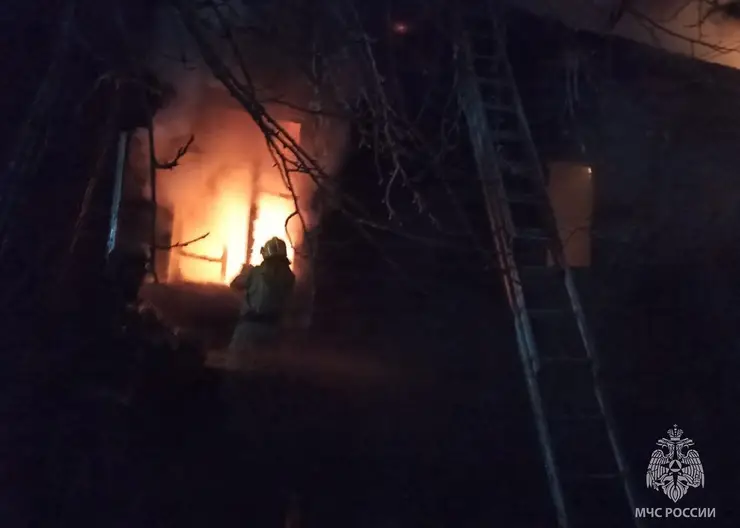 Два человека погибли в пожаре в поселке Красный Маяк Красноярского края