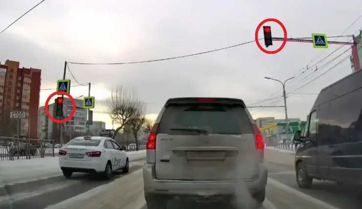 В Красноярске таксист отвлекся на пассажирку и проехал на красный