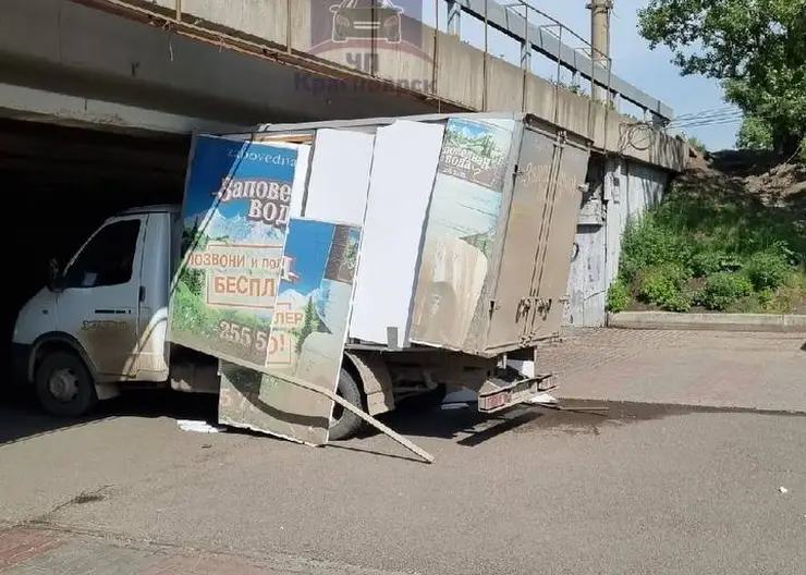 В Красноярске грузовик застрял под мостом на острове Татышев